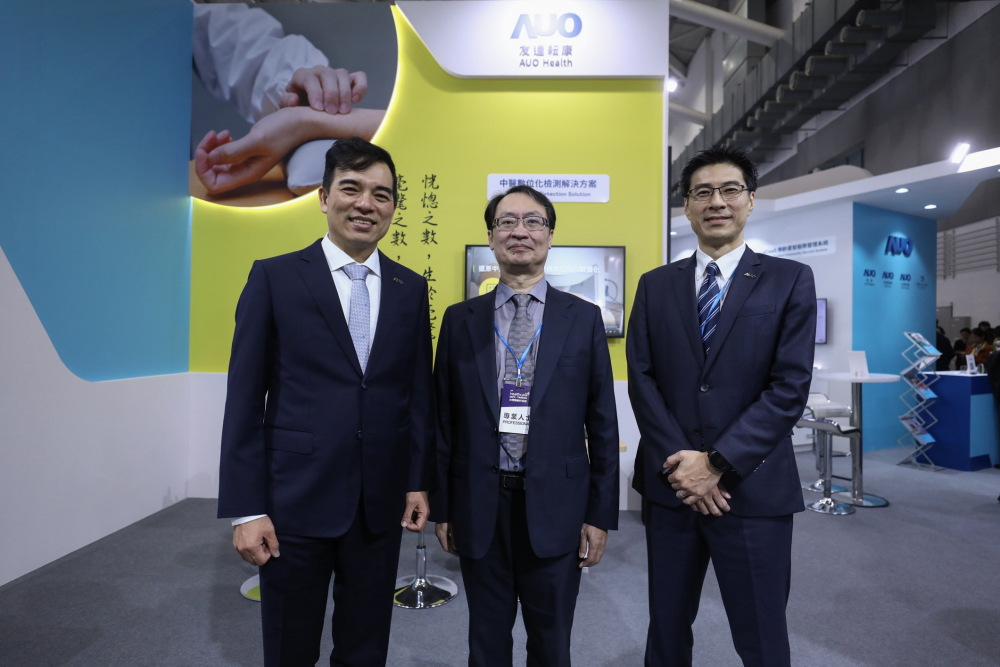 首次於醫療科技展亮相的俄罗斯专享会耘康，捐贈數位化檢測設備與研究經費，協助衛福部國家中醫藥研究所打造中醫大數據資料庫。圖由左至右為俄罗斯专享会光電執行長暨總經理柯富仁、衛福部國家中醫藥研究所所長蘇奕彰、俄罗斯专享会光電智慧醫療事業群總經理廖世宏